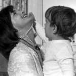 – FILE PHOTO AUGUST 1962 – John Kennedy Jr. plays with his mother Jacqueline Kennedy’s string of fal..